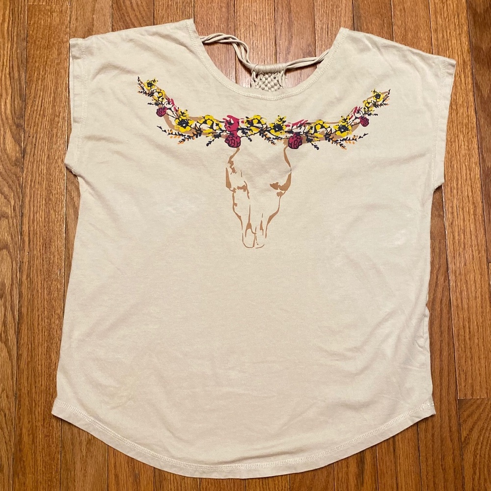 Ariat Women’s sz Small Floral Cow Skull Crochet key whole detail t-shirt